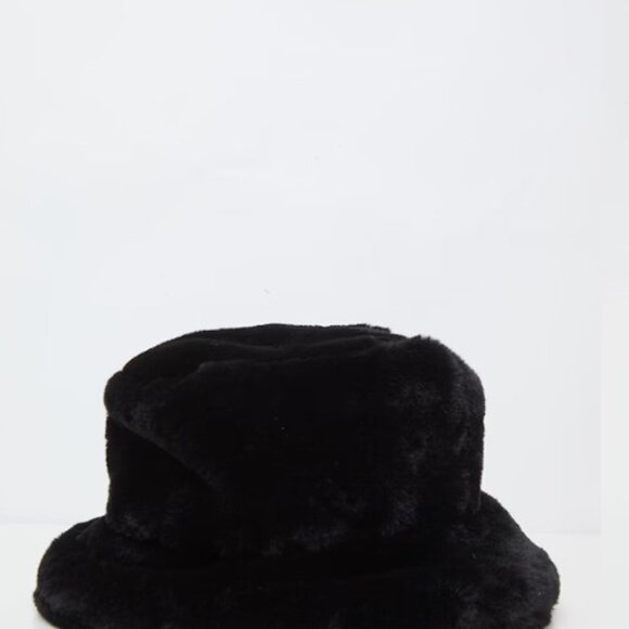 NWT Pretty Little Thing Fluffy Bucket Hat - Picture 2 of 4